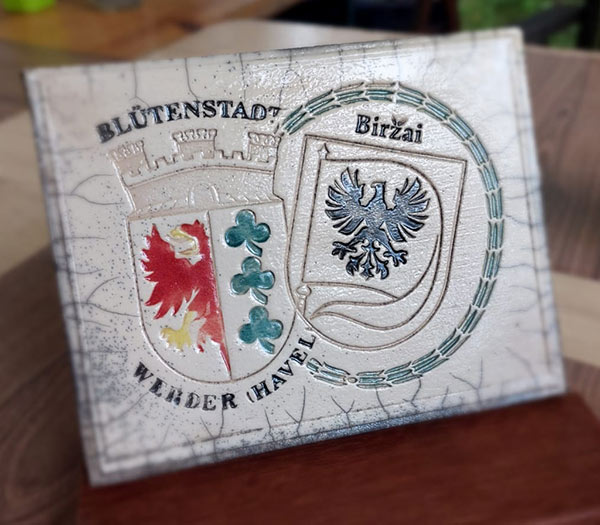 Werderkeramik - Kachel in Rakutechnik - St&auml;dtewappen Birzai und Werder
