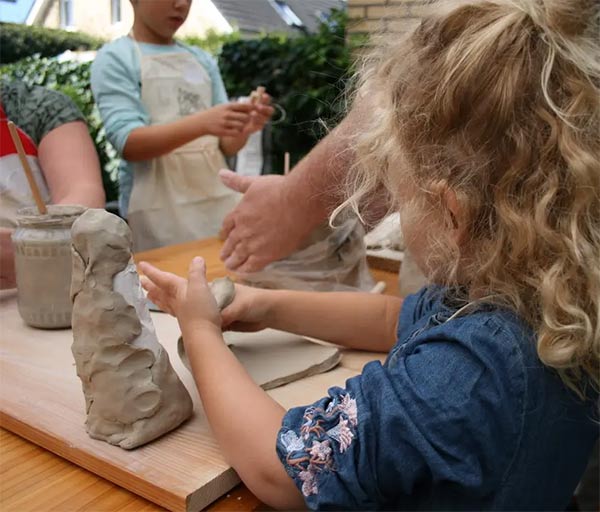 Kinder t&ouml;pfern unter Anleitung von Gundula und Karsten Radke